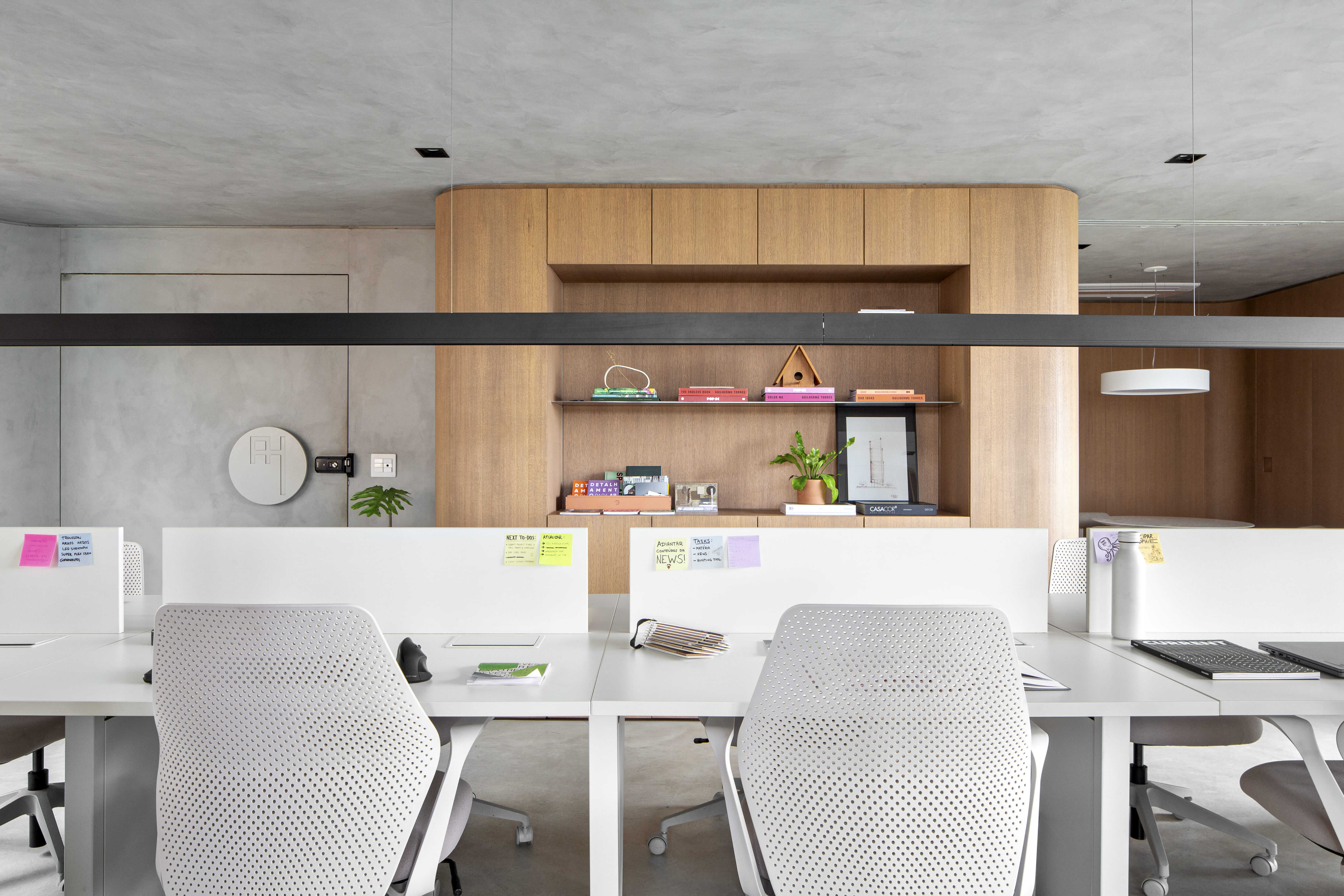 Featured image for “A essência do natural: o encontro entre o Mr.Cryl® e a madeira no escritório da Architecture Hunter”