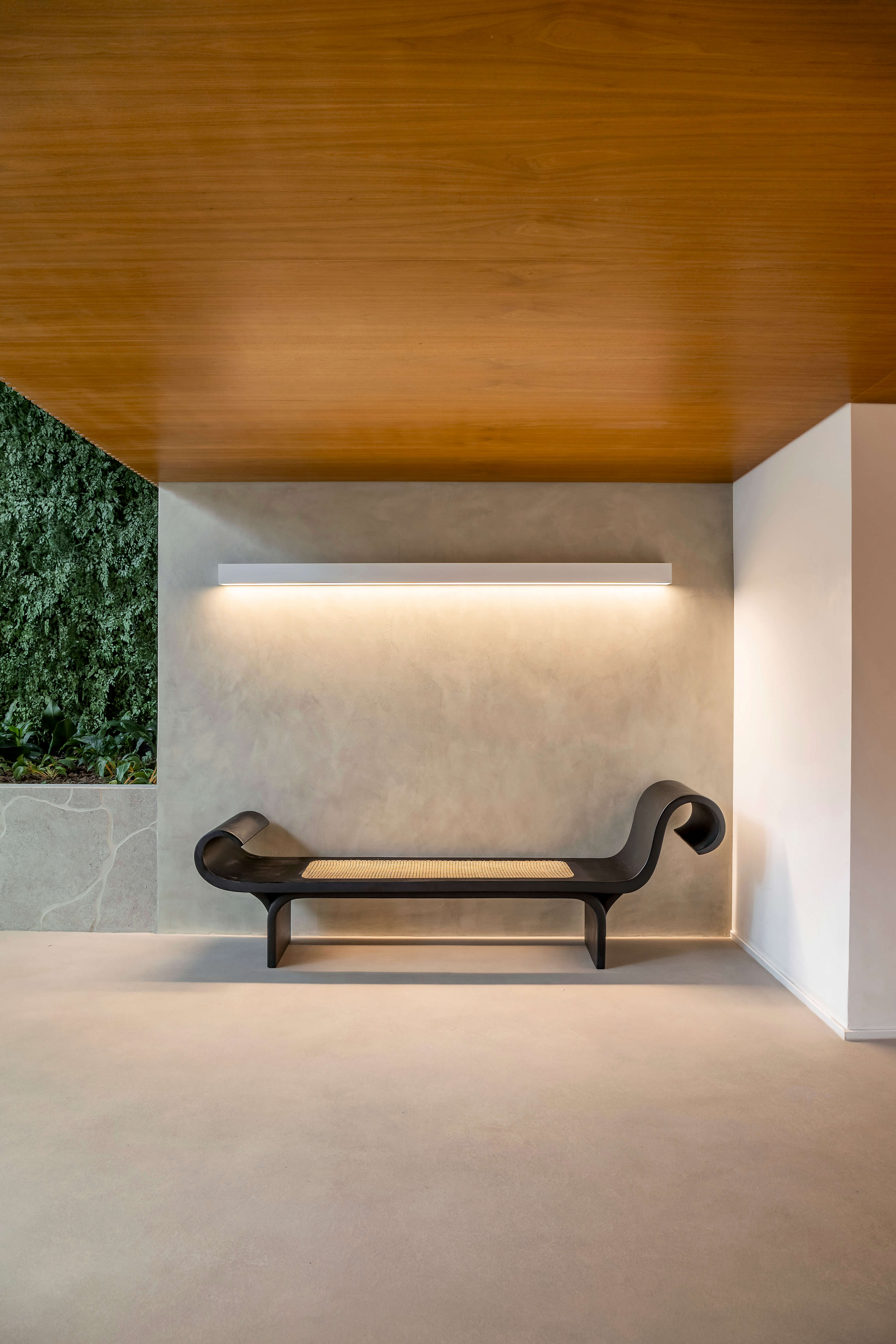 Featured image for “Ardósia renovada: a estética monolítica do Mr.LimeBeton sobre bases existentes”